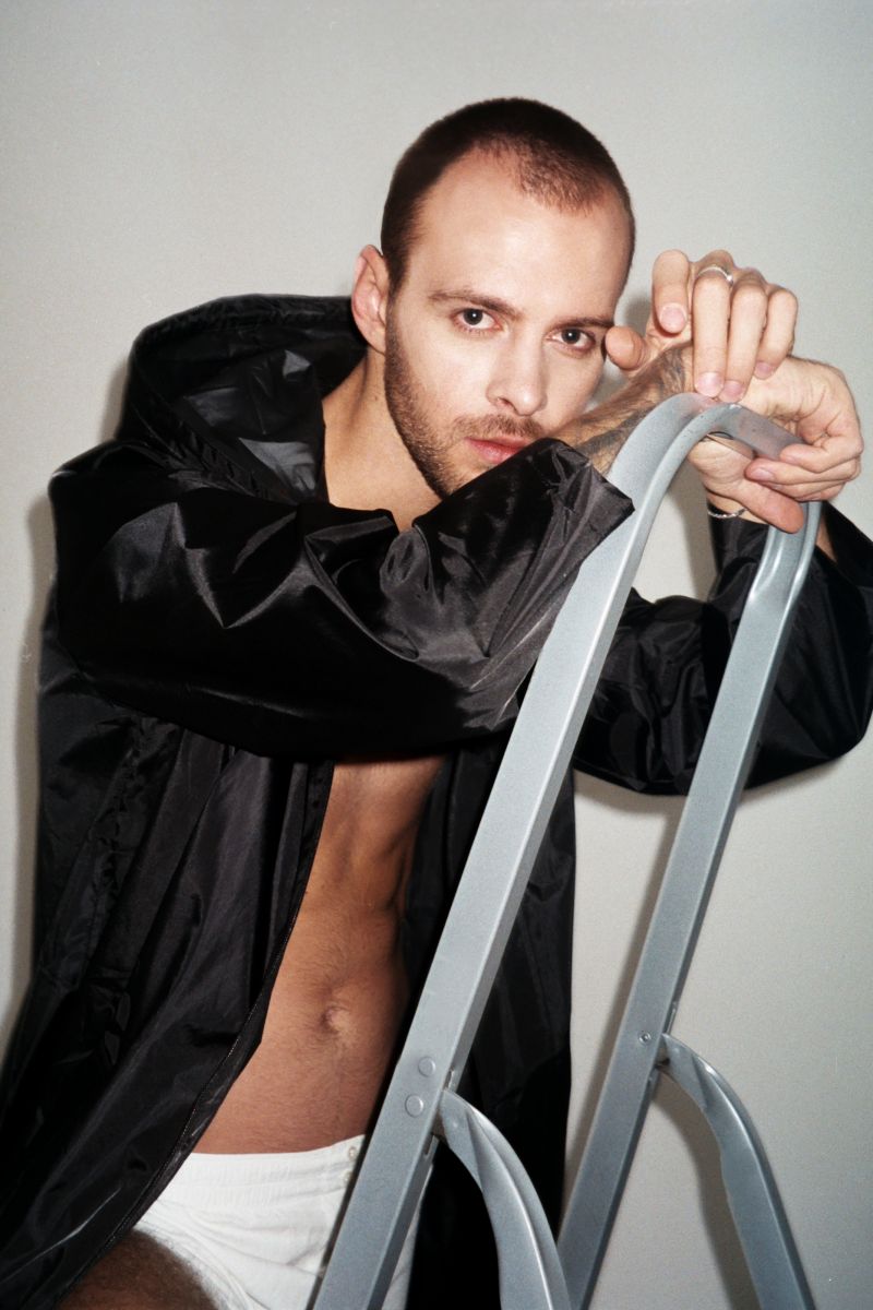 В дениме и нижнем белье: новая фотосессия Макса Барских